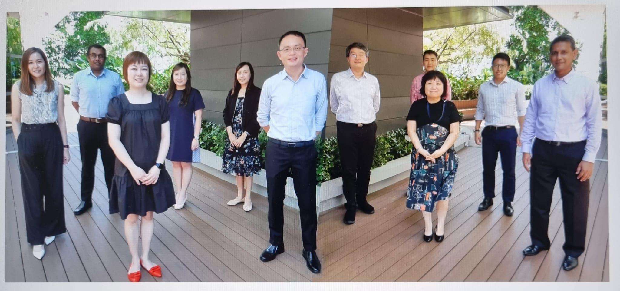 CEO of SP Services Law Chin Ho (sixth from left) and Razali with the SP Services team that won the contract for Singapore’s first large-scale smart water meter programme for PUB in Apr 2021.