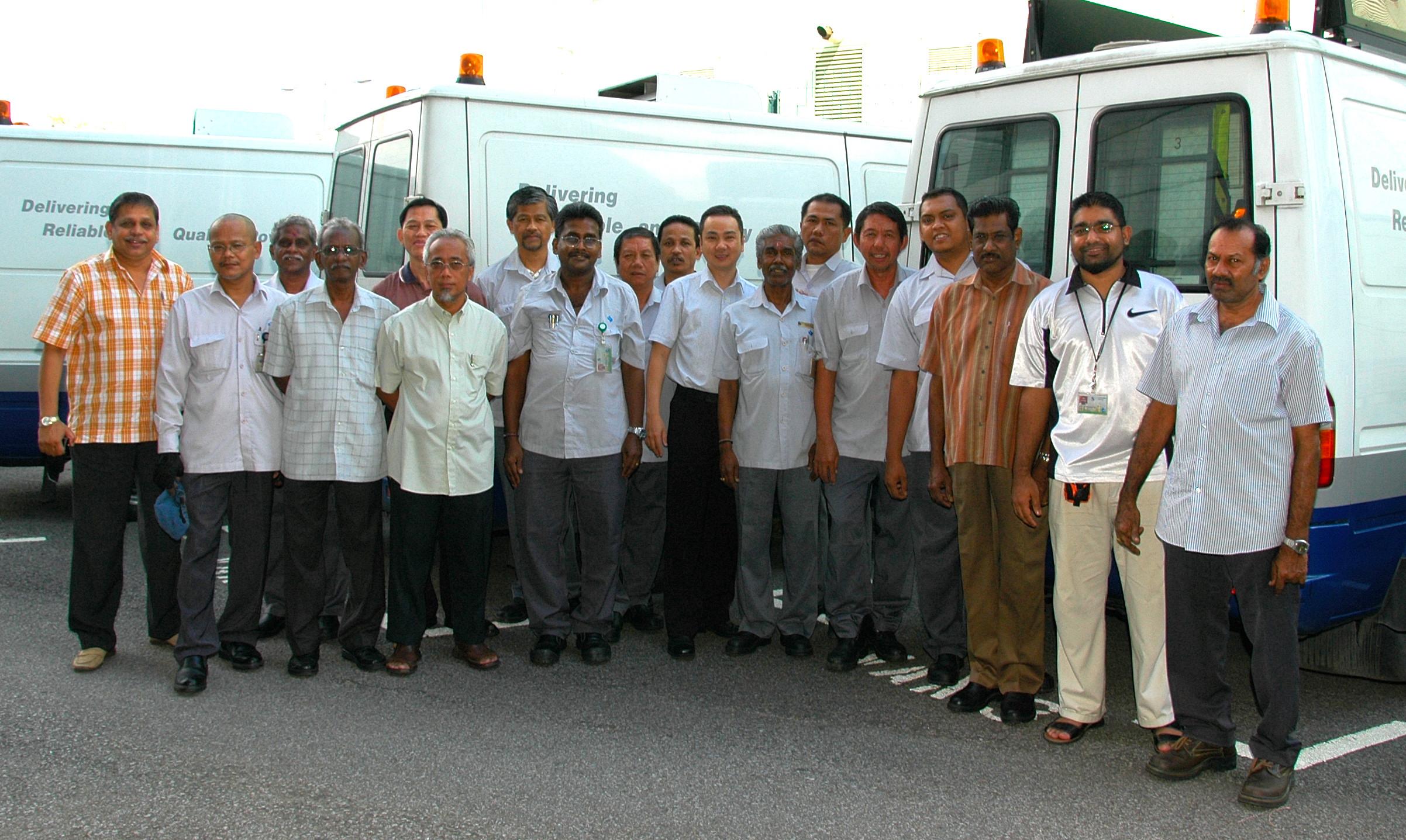 Seng Kok with the Electricity Service Centre crew when he was with the Distribution Control & Customer Service section in 2008.