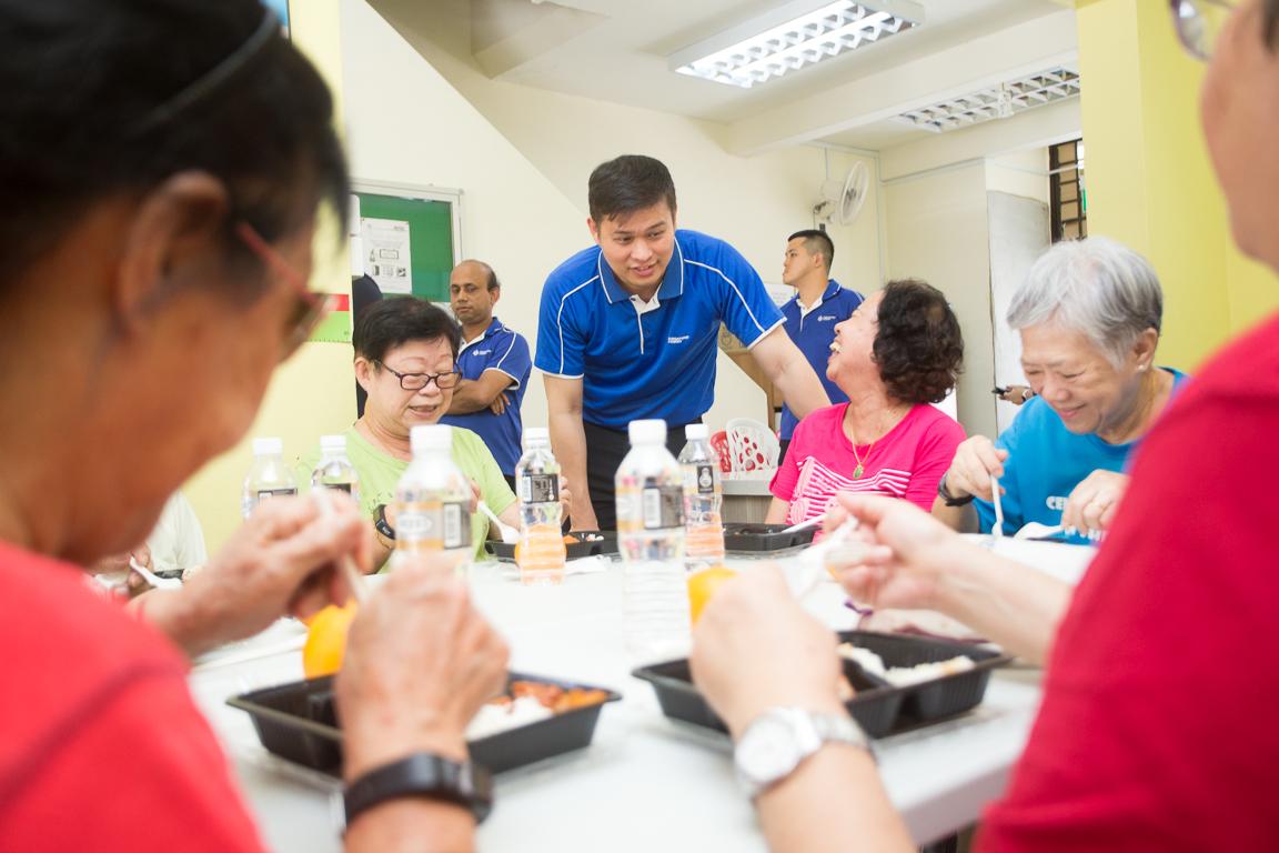 Sheau Chin catching up with seniors at Meeting Point@ 128 Toa Payoh over lunch.