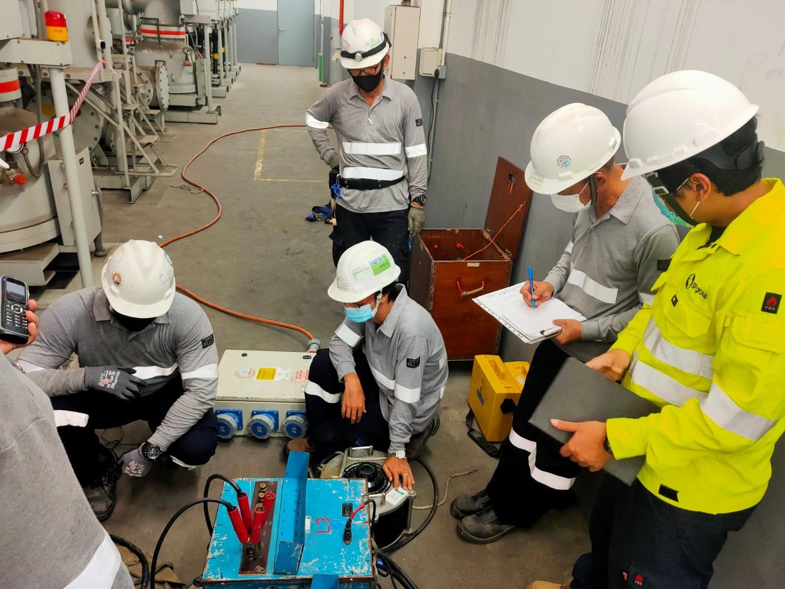 Faisal (in yellow) witnessing a pre-commissioning test conducted by the Professional Engineer and his testing team at the end of the cable installation project. This test is integral in ensuring the health of new or diverted cables before they are connected to the national power grid.
