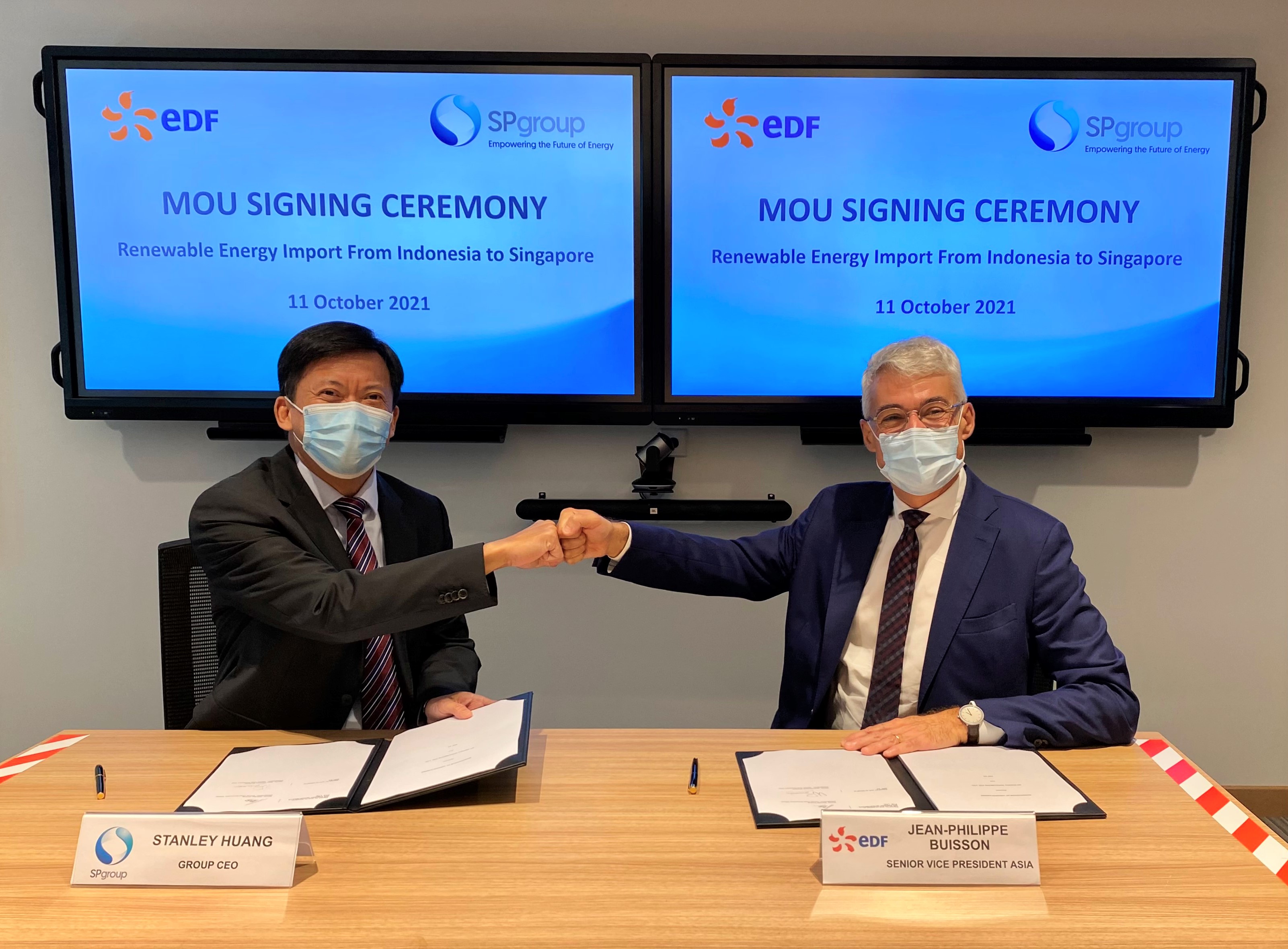 Stanley Huang (left), SP Group CEO, with Jean-Philippe Buisson, Senior Vice President of Asia at EDF International, at the MOU signing ceremony on 11 October 2021.