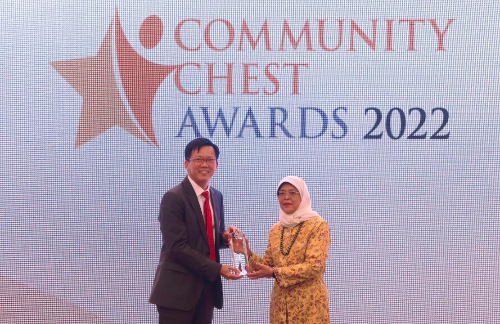 SP Group CEO Mr Stanley Huang received the Charity Platinum Award from President Halimah Yacob.