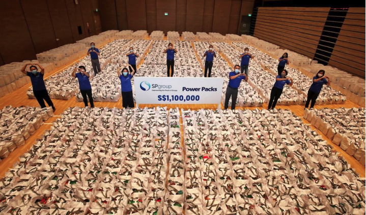 Group CEO of SP Group, Stanley Huang (back row, third from left) and members of SP Group’s Executive Leadership Team at the annual SP Power Packs charity drive held today, 20 Jan 2022.