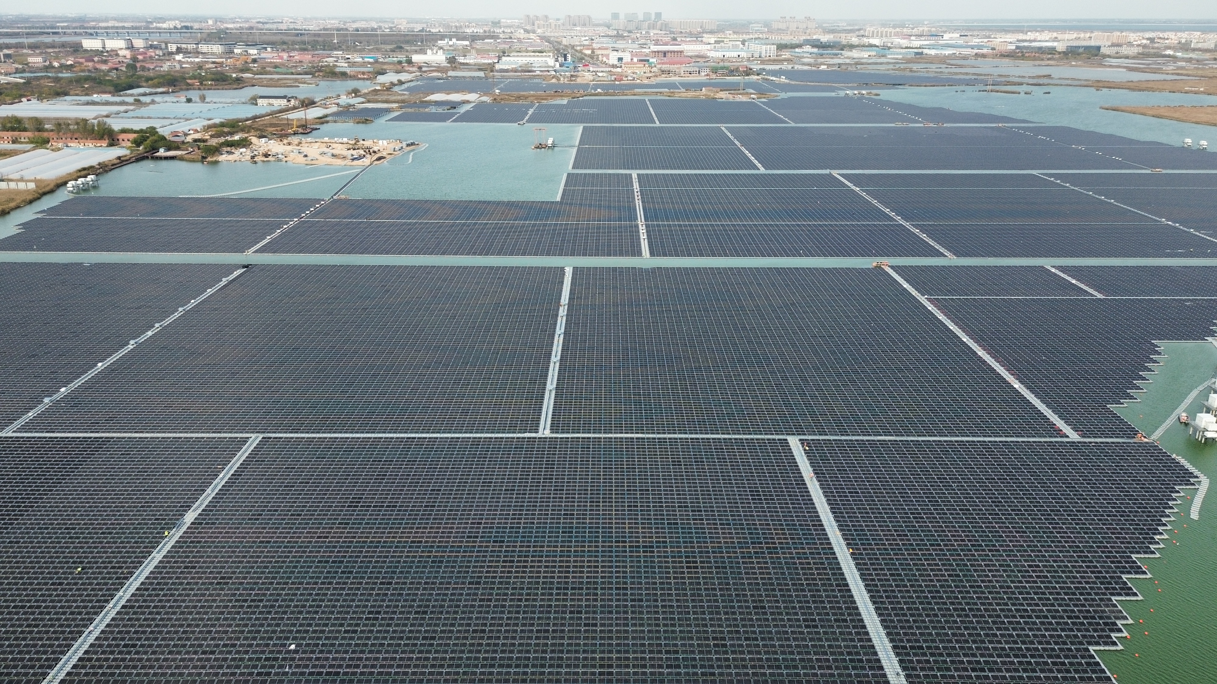 Aquavolataic farm at Qingdao